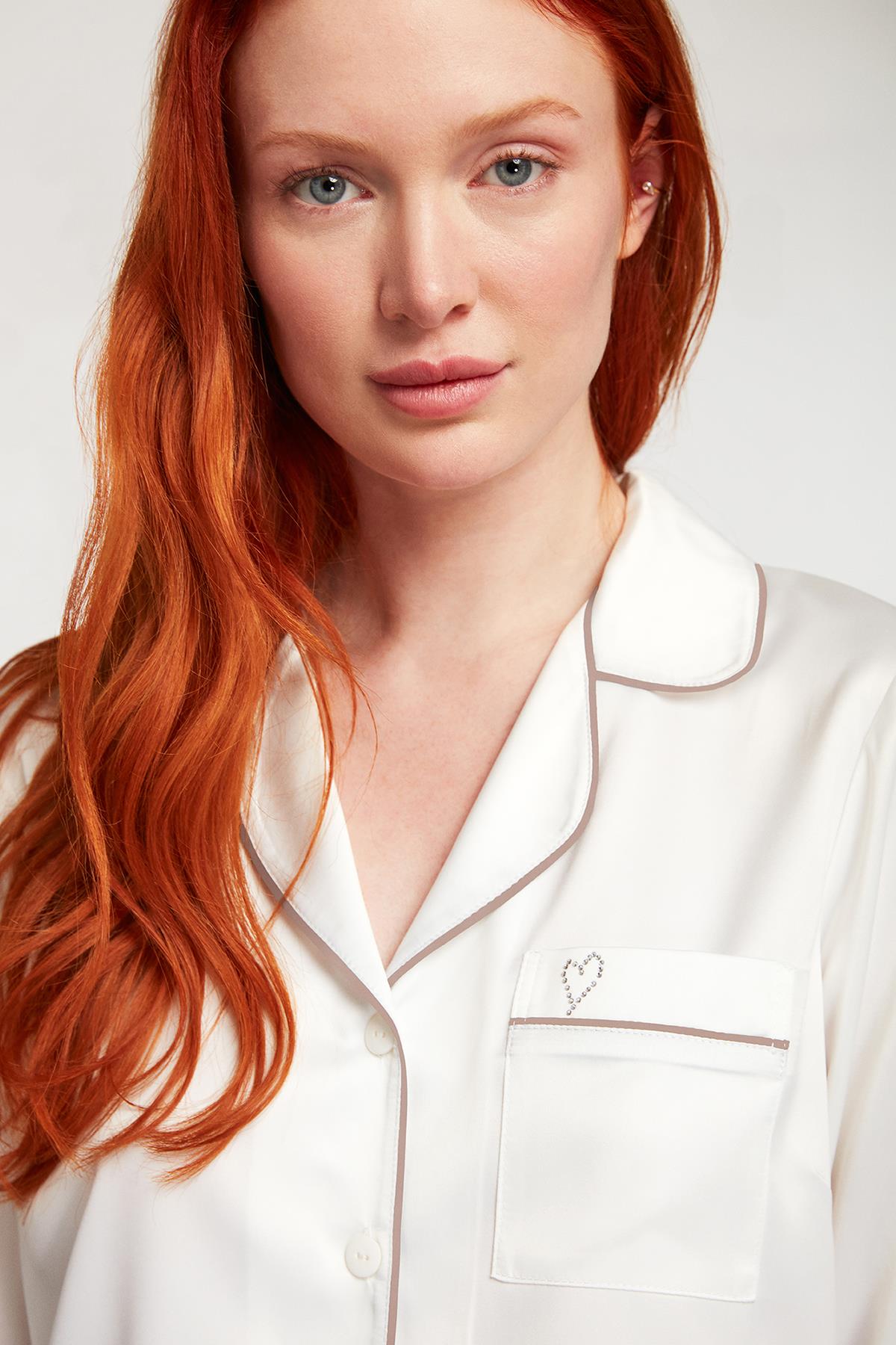 Catherine's marka saten pijama takımı, rahat ve şık uyku kıyafeti, açık mavi renkli ve yumuşak dokulu.
