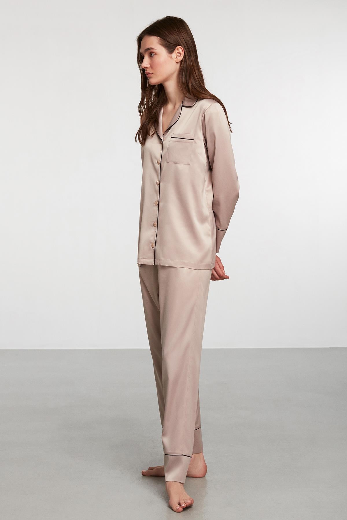 Catherine's saten pijama takımı, rahat ve şık, açık mavi renkli, yumuşak dokulu yatak odası giysi.