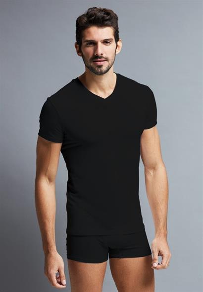 First Touch erkek siyah t-shirt, rahat kesim ve yumuşak kumaş detaylarıyla görülen ürün.