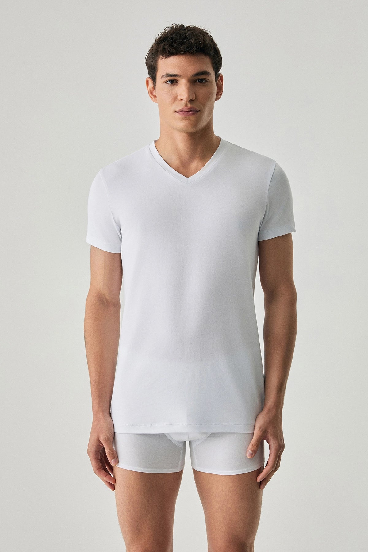 First Touch erkek beyaz T-shirt, rahat kesim ve kısa kollu, günlük giyim için ideal.