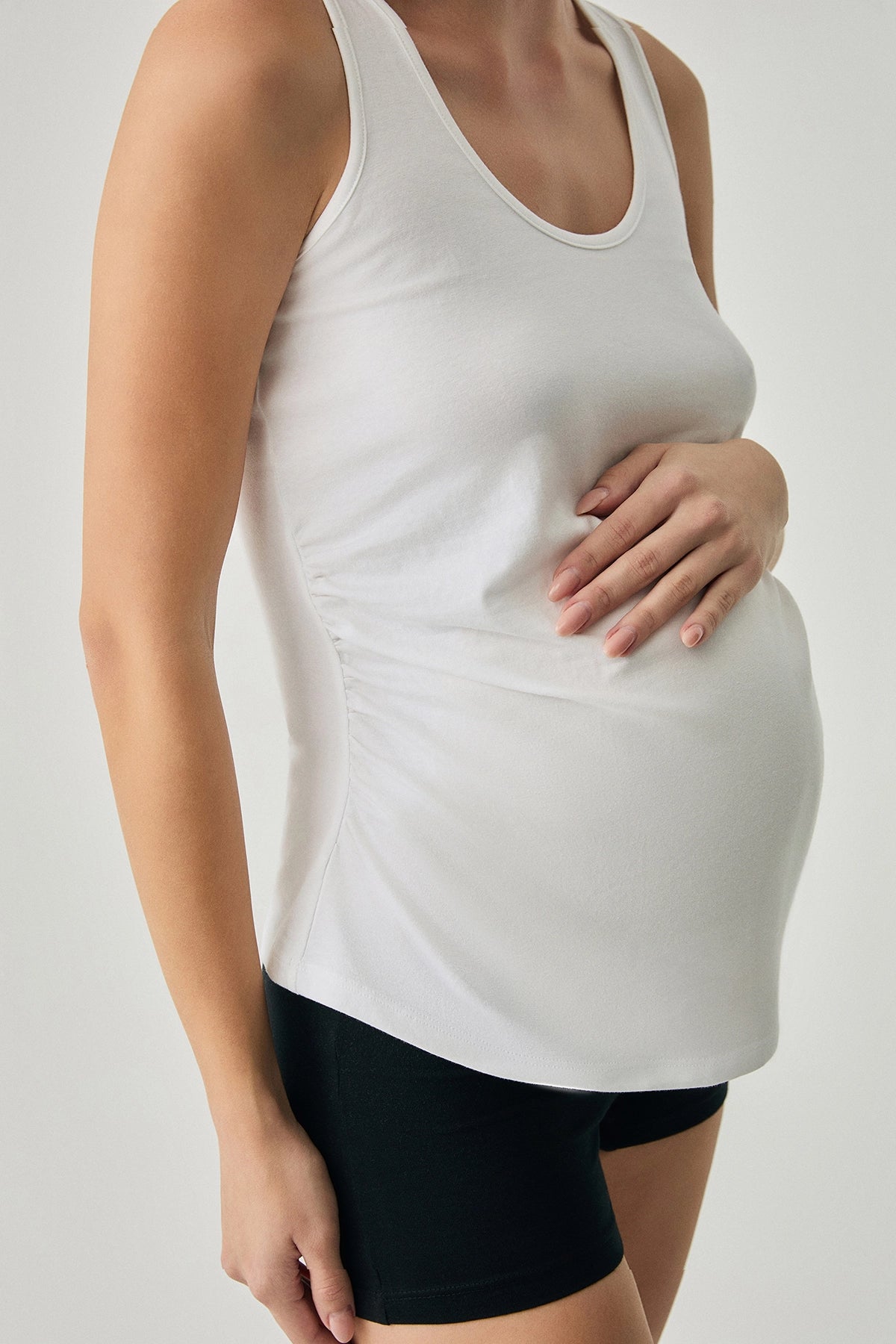 Yumuşak dokulu Catherine's Maternity hamile atletinin yakın çekim, rahat ve esnek yapısıyla hamile giyim ürünü.