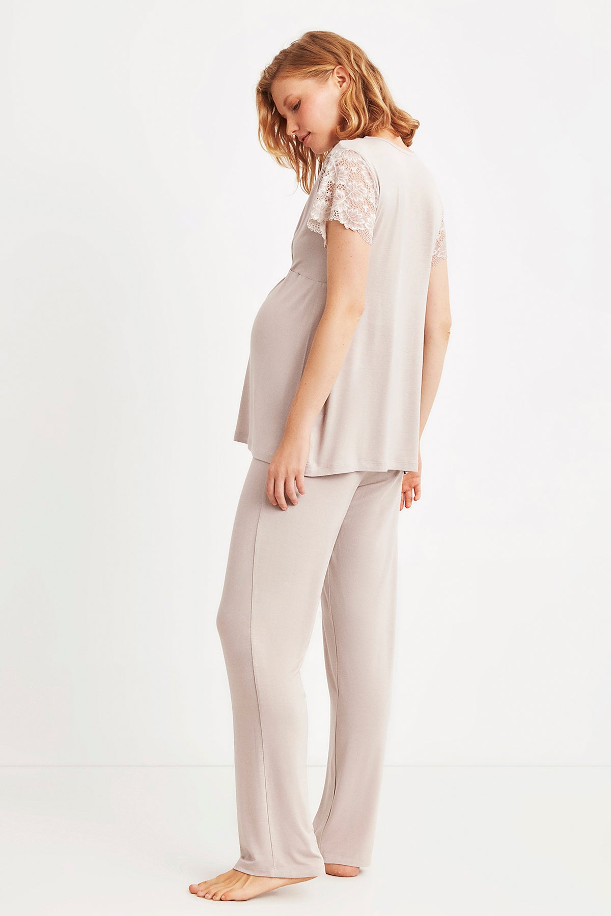 Yumuşak dokulu CATHERINES hamile pijama takımı, rahat uyum sağlayan konforlu içlik ve pantolon seti, pastel renkli.