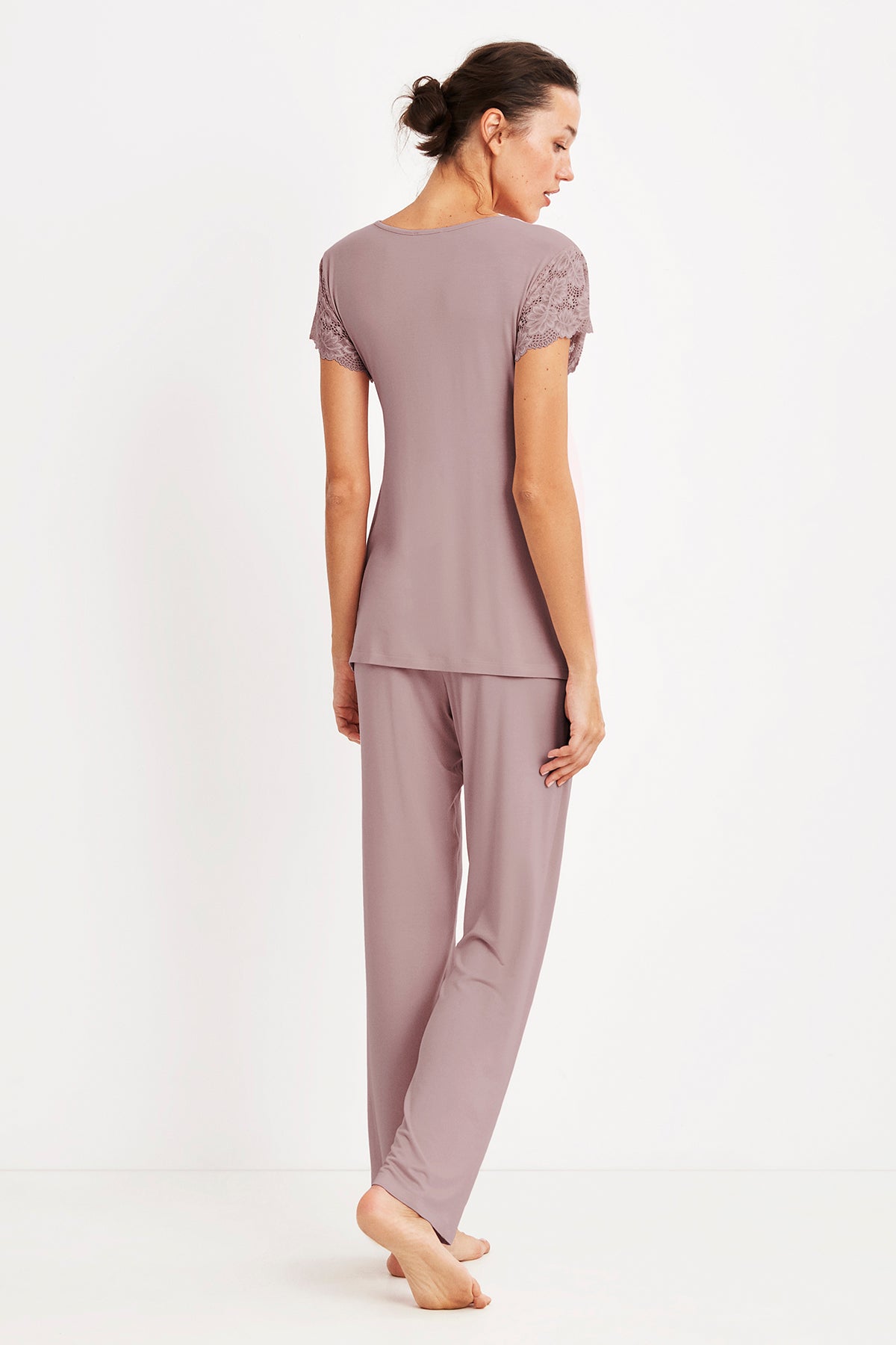Yumuşak dokulu, mor renkli hamile pijama takımı, rahat ve şık CATHERINES markası, iç göstermez ve konfor sağlar.