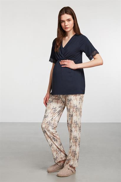 Çiçek desenli Catherine's hamile pijama takımı, rahat uyum sağlayan yumuşak kumaş ve şık tasarım.