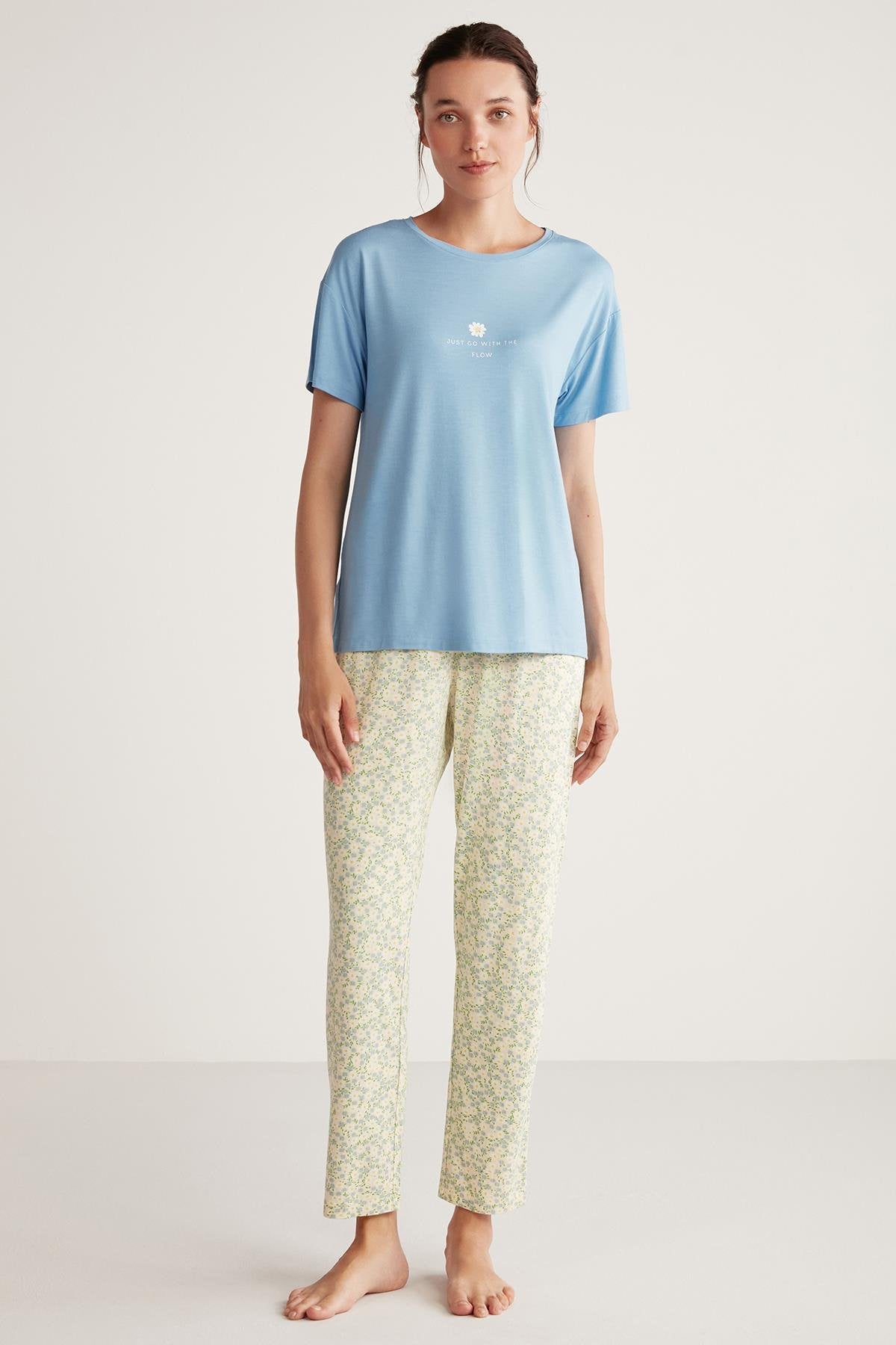 Çiçek desenli Catherine's pijama takımı, yumuşak kumaş ve rahat kesim ile uyku için ideal kadın pijama seti.