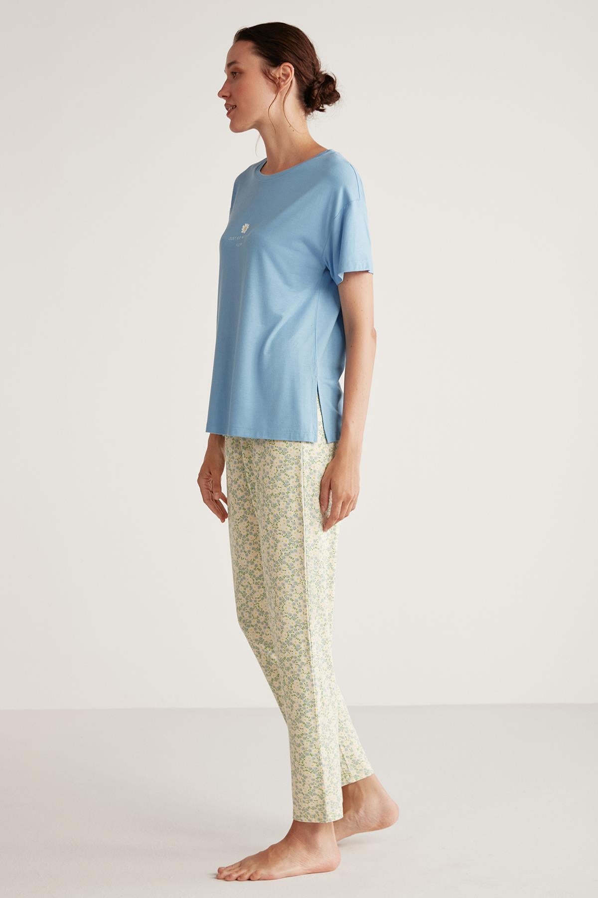 Catherine's çiçek desenli pijama takımı, rahat uyku için yumuşak ve şık gece kıyafeti, üzerinde renkli çiçek motifleri bulunuyor.