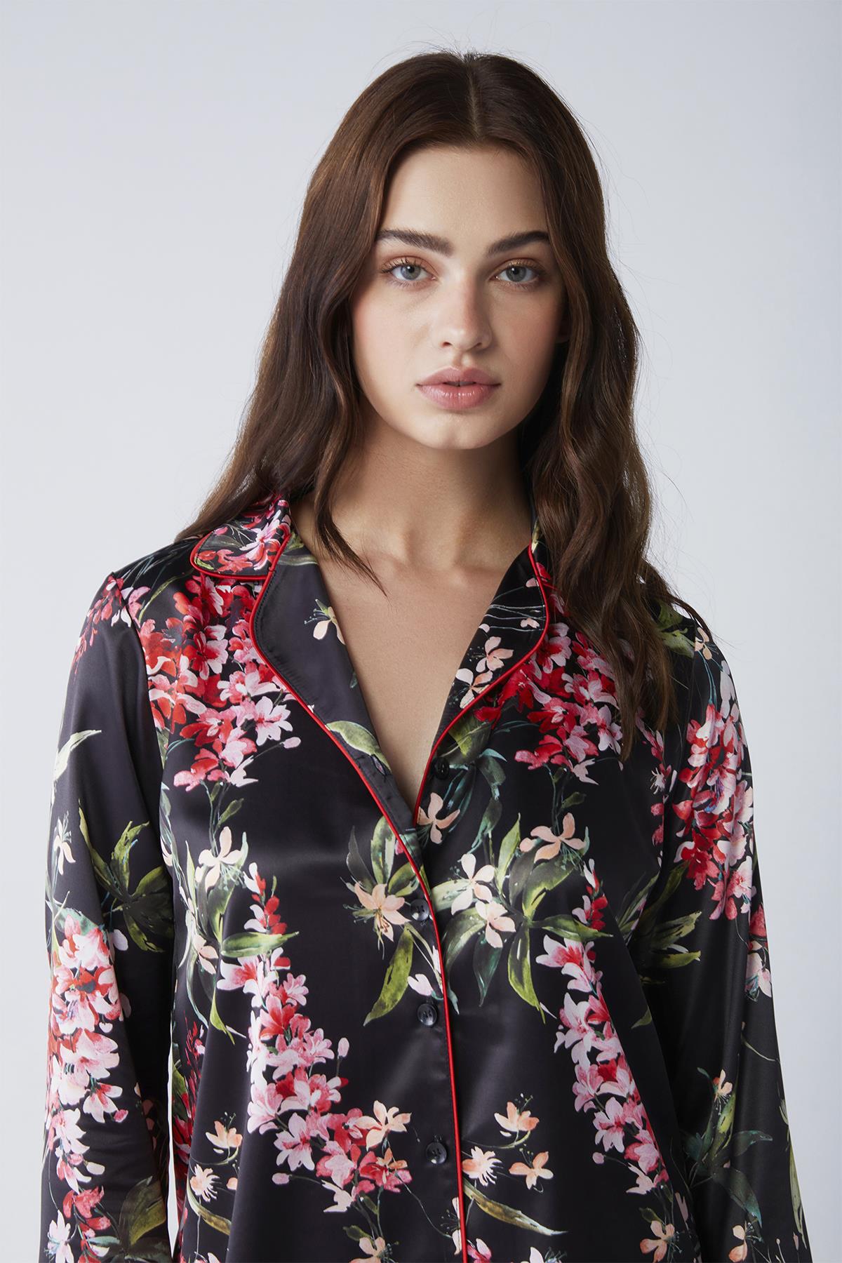 PENYEMOOD çiçek desenli saten pijama takımı, rahat uyku için şık ve yumuşak dokulu pijama seti.