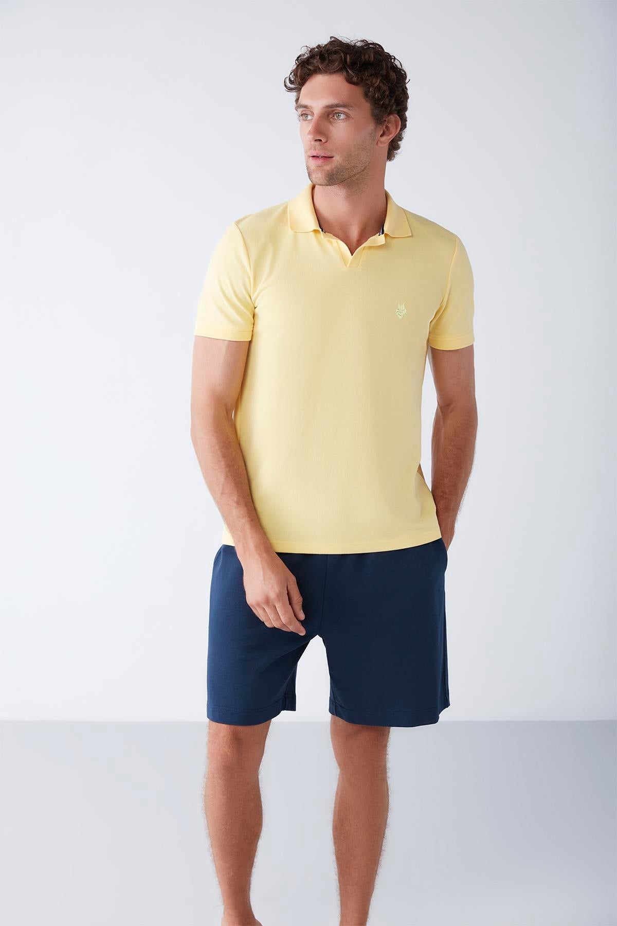 First Touch polo yaka şort takım, rahat kesim ve şık tasarımla plaj ve yaz aktiviteleri için ideal.