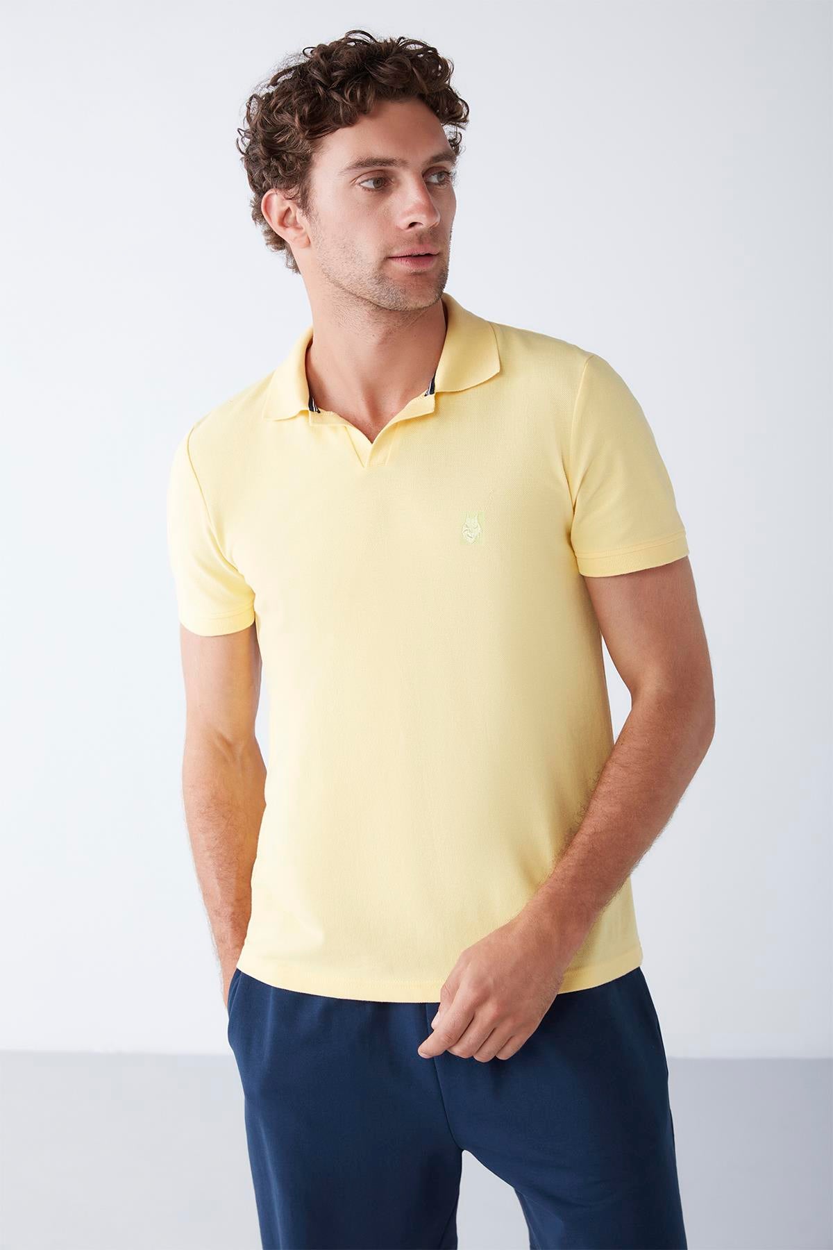 First Touch polo yaka şort takımı, rahat kesim ve şık tasarım ile yazlık spor giyim.
