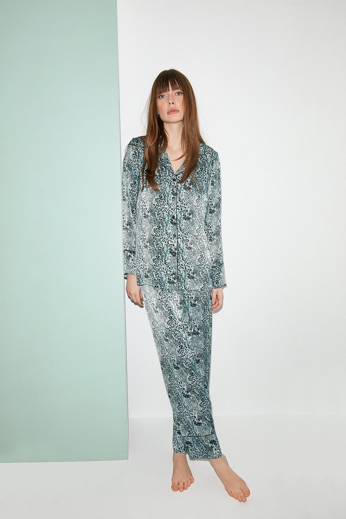Yumuşak dokulu, saten pijama takımı, rahat ve şık tasarımıyla uyku ve ev giyim için ideal.