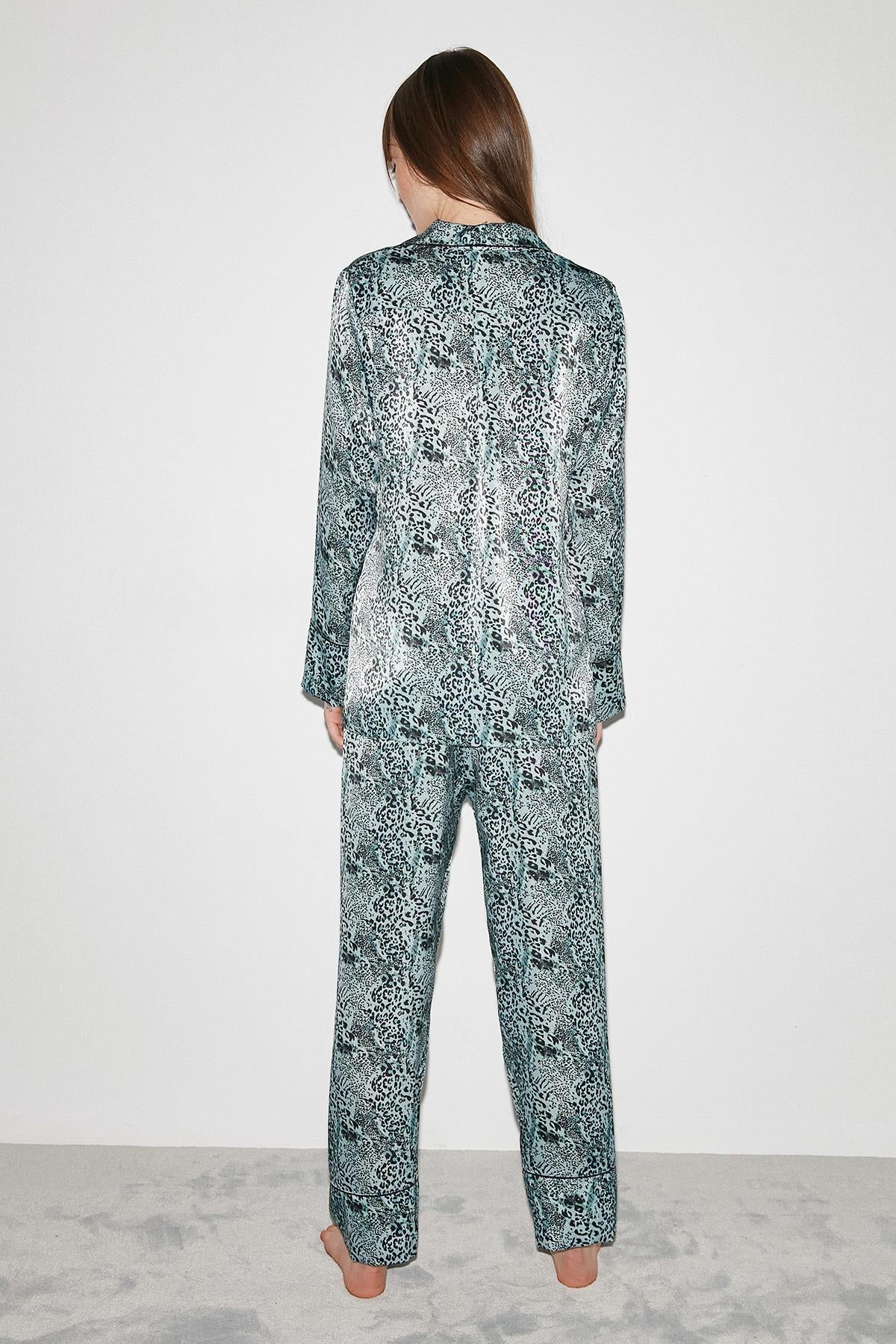 Parlak ve yumuşak saten pijama takımı, rahat uyku için ideal, Markasız.