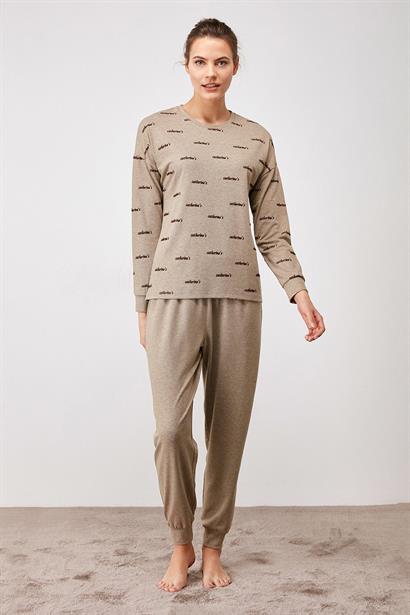 Catherine's yumuşak dokulu pijama takımı, rahat ve konforlu uyku için ideal, pastel renklerde yumuşak kumaş detaylarıyla.