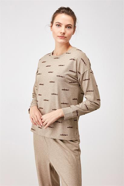 Yumuşak dokulu Catherine's pijama takımı, rahat ve konforlu uyku için ideal, yumuşak kumaş ve şık tasarım.