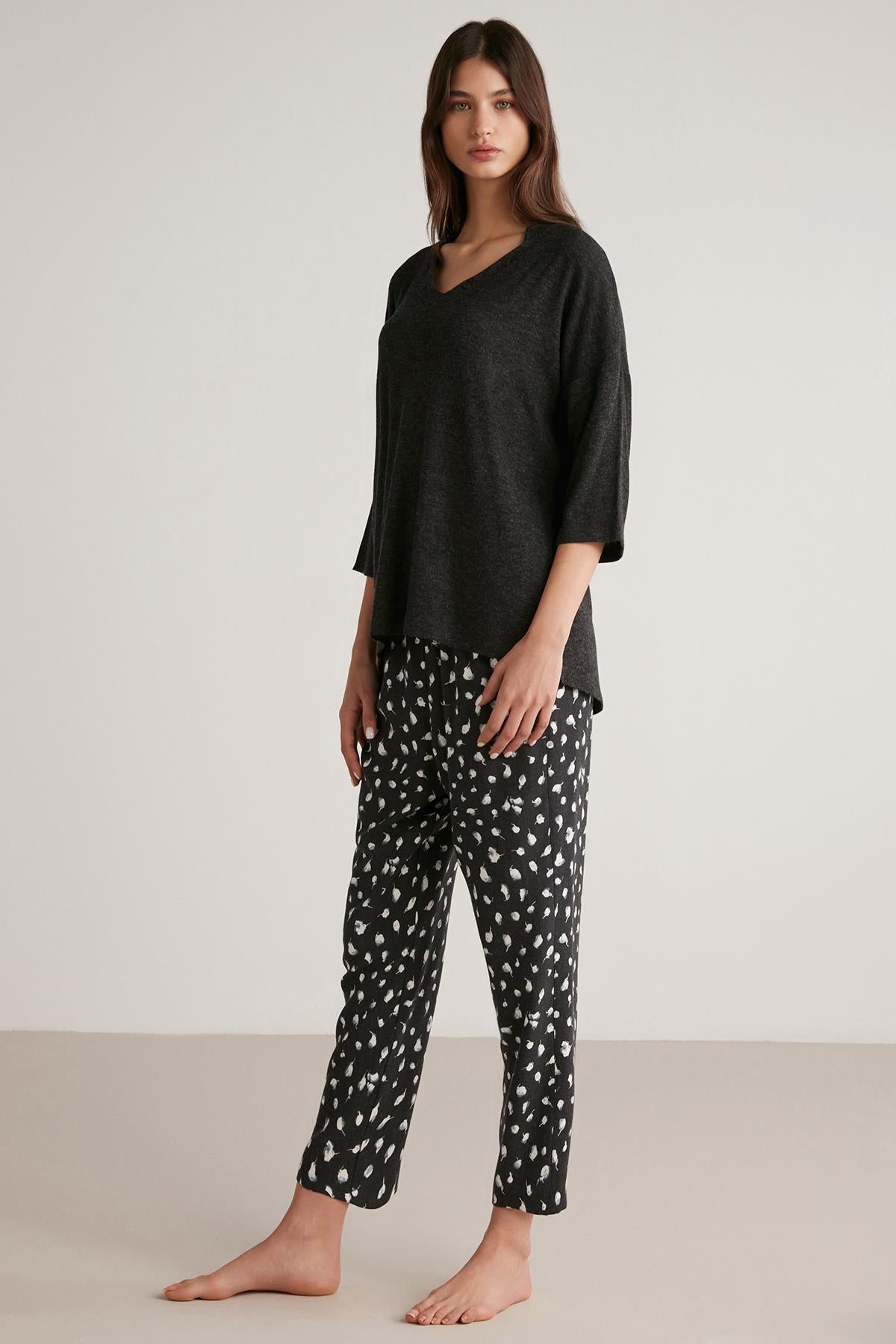 Penye Mood yumuşak dokulu rahat pijama takımı, uzun kollu ve pantolonlu uyku giysi seti, evde konforla kullanılır.