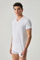 Beyaz First Touch Erkek T-Shirt, sade ve rahat tasarımlı, ön yüzünde küçük logo detaylarıyla görünüm tamamlanmış.