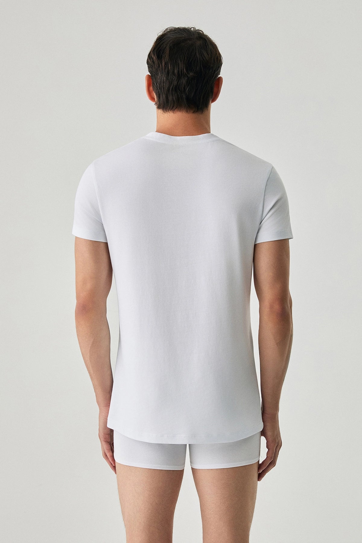 First Touch erkek beyaz T-shirt, kısa kollu ve rahat kesim, önünde ince detaylar ve yuvarlak yakalı şık tasarım.