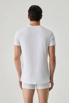 First Touch erkek beyaz T-shirt, kısa kollu ve rahat kesim, önünde ince detaylar ve yuvarlak yakalı şık tasarım.