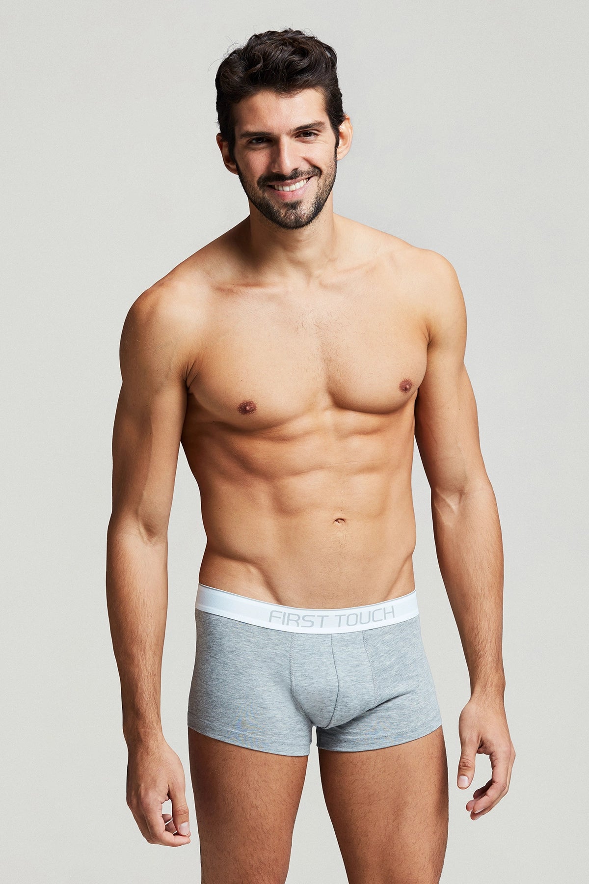 First Touch erkek boxer iç çamaşırı, rahat kesim ve yumuşak kumaş, beyaz renkli ve elastik dikiş detaylarıyla görünüm.