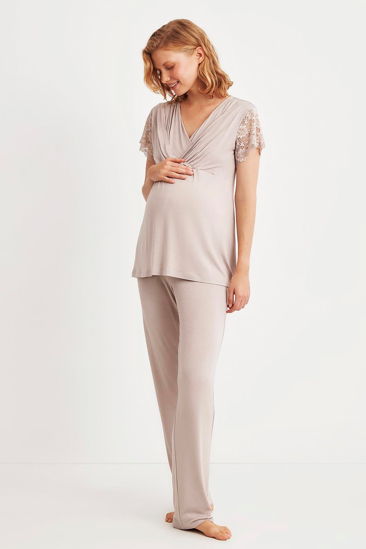 Yumuşak dokulu CATHERINES hamile pijama takımı, rahat ve konforlu uyku için uygun kadın pijama seti.