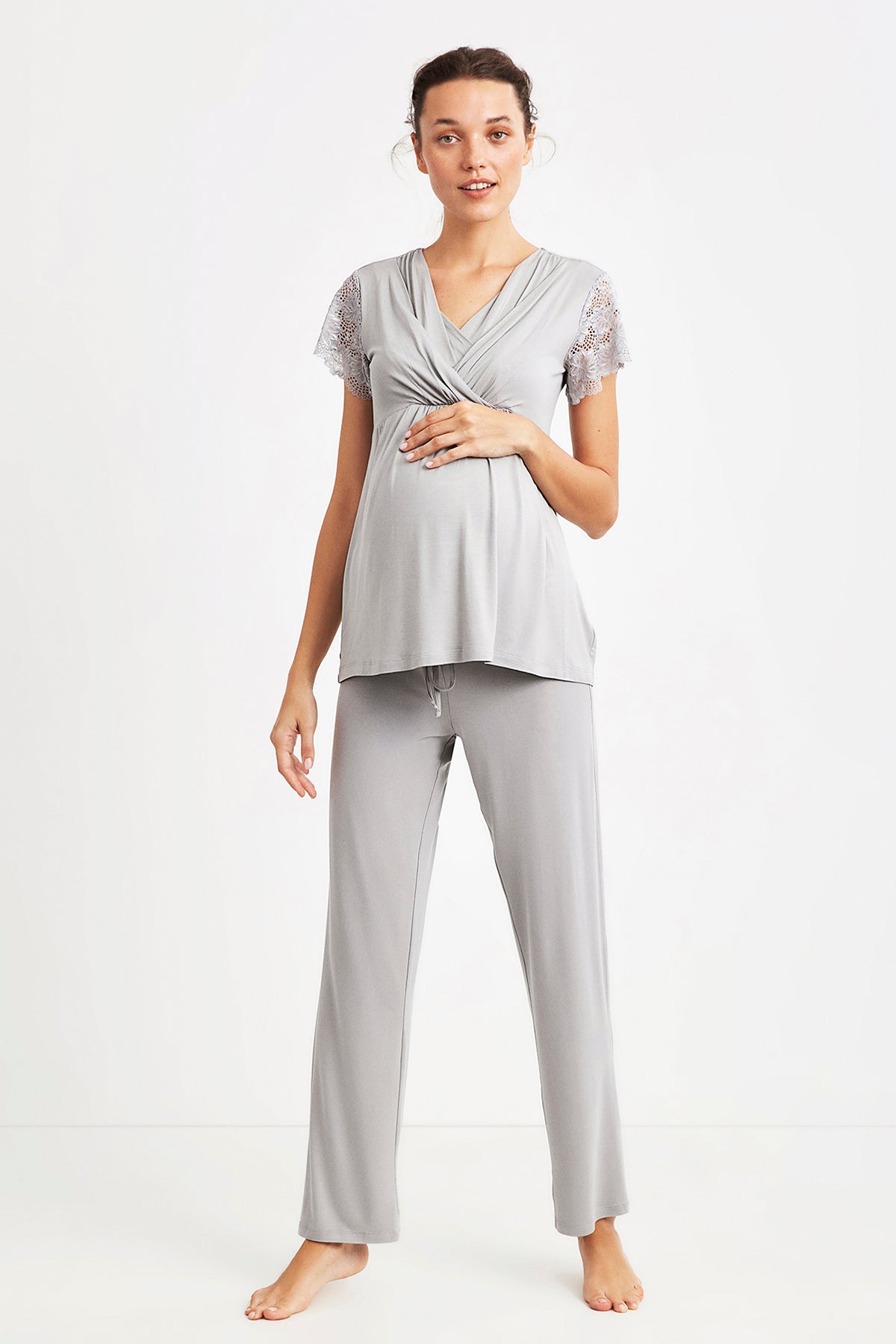 CATHERINES yumuşak dokulu hamile pijama takımı, gri renkli rahat ve şık uyku seti, yumuşak kumaş detaylarıyla görünüm