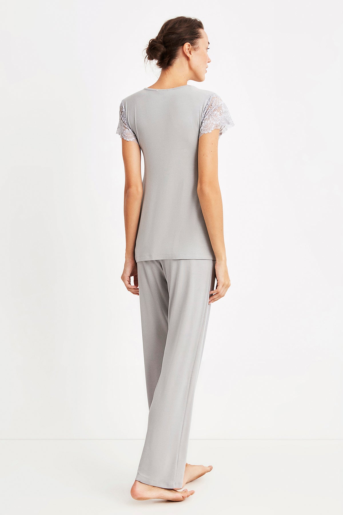 Yumuşak dokulu CATHERINES hamile pijama takımı gri renkli, rahat ve şık uyku ve ev giyim seti.