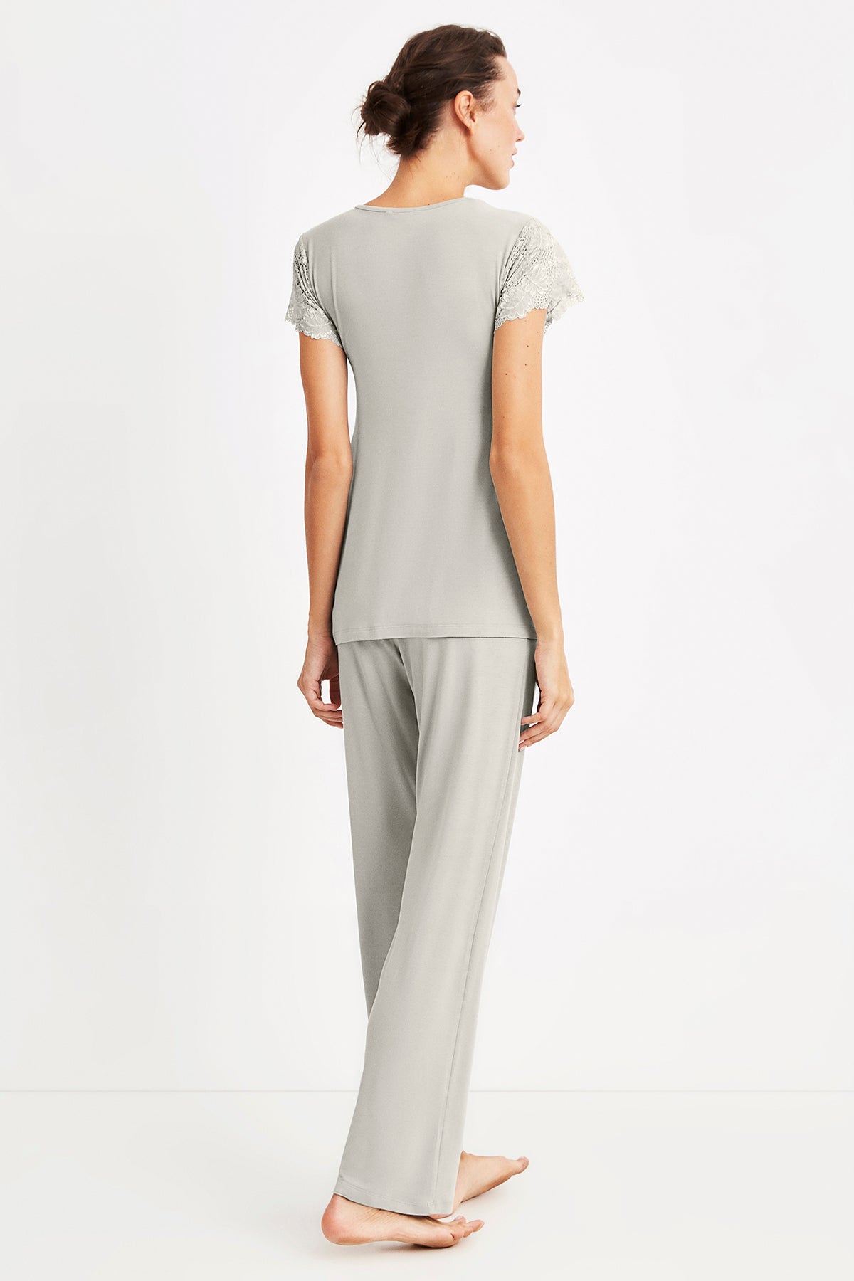 CATHERINES yumuşak dokulu hamile pijama takımı, açık yeşil renkli rahat ve konforlu uyku kıyafeti.