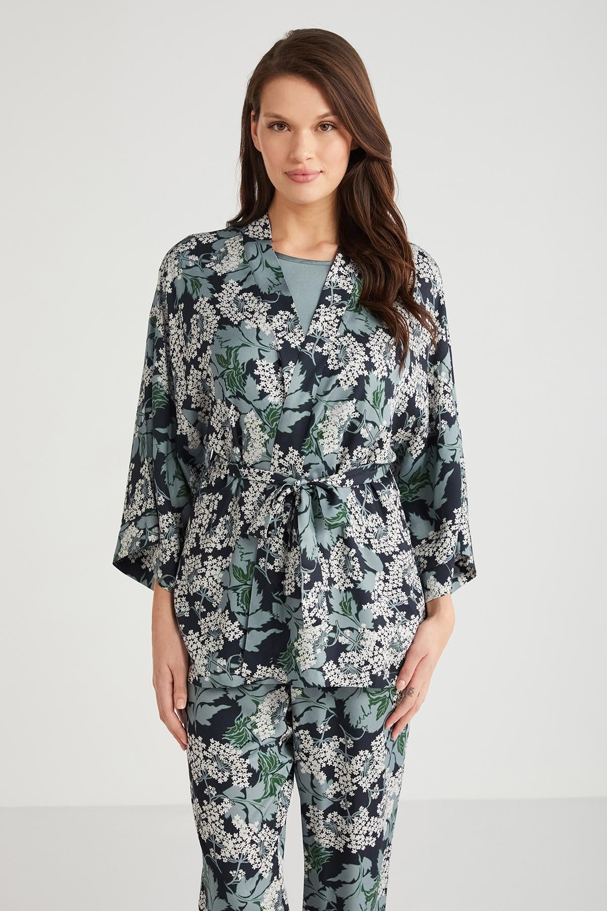 Penye Mood marka üçlü pijama takımı, yumuşak kumaş ve rahat tasarım ile uyumak için ideal.