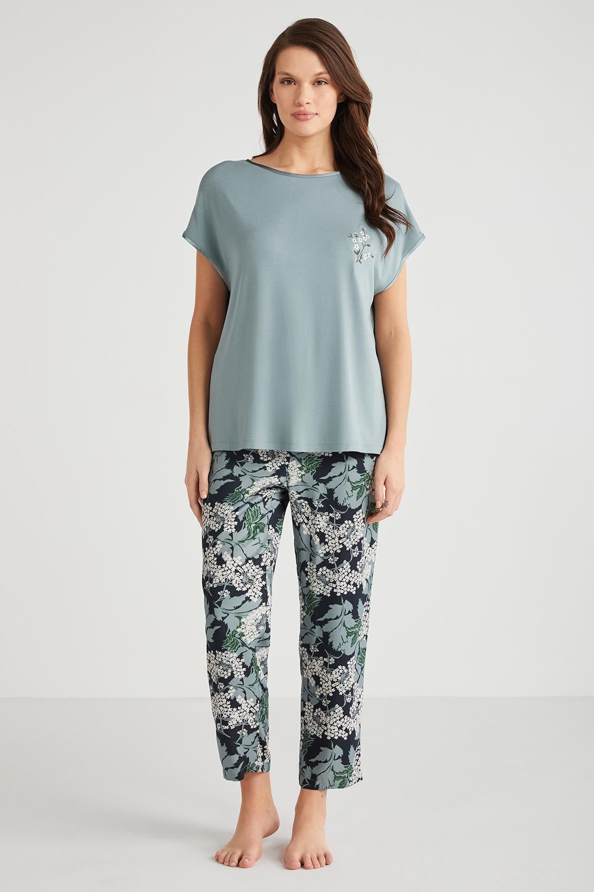Penye Mood markasına ait rahat ve şık üçlü pijama takımı, yumuşak kumaş ve pastel renklerle görüntüleniyor.