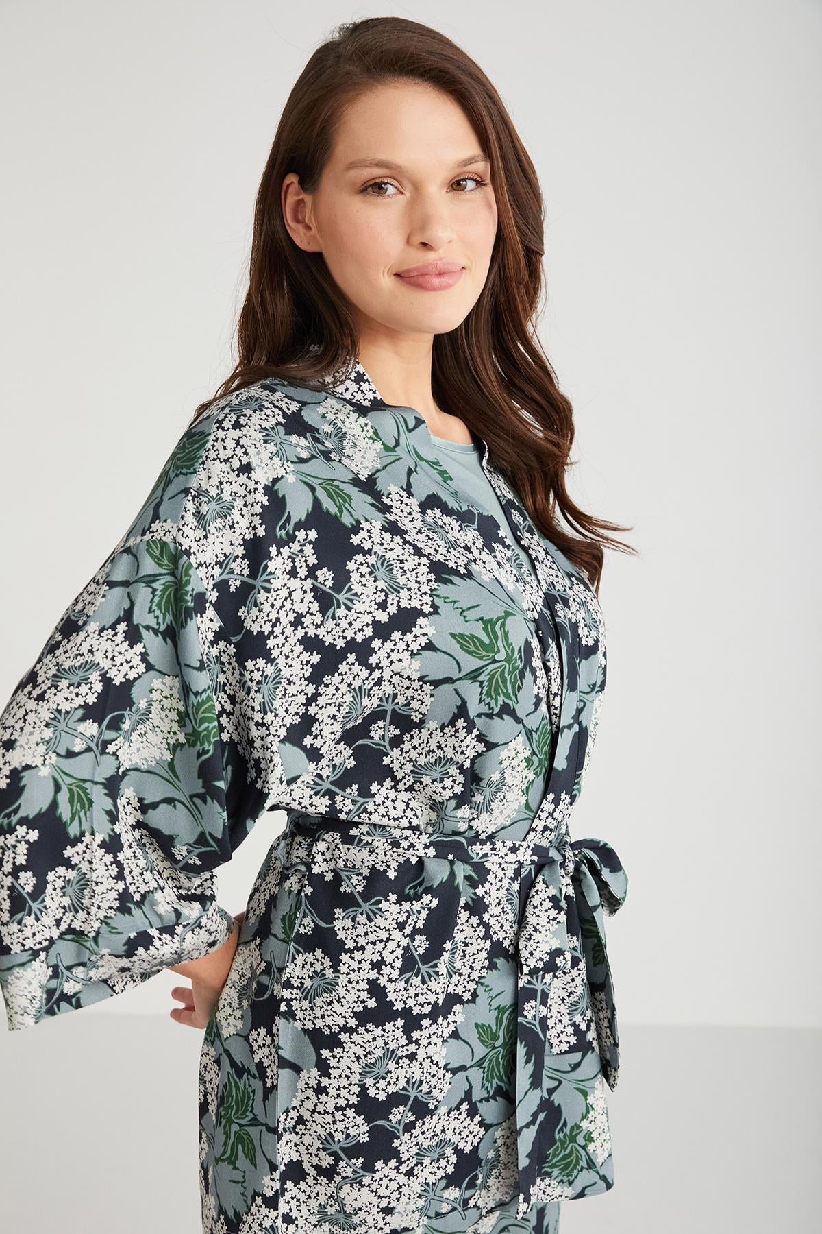 Penye Mood güzellik temalı üçlü pijama takımı, yumuşak kumaş ve rahat kesim ile ev giyim için ideal.
