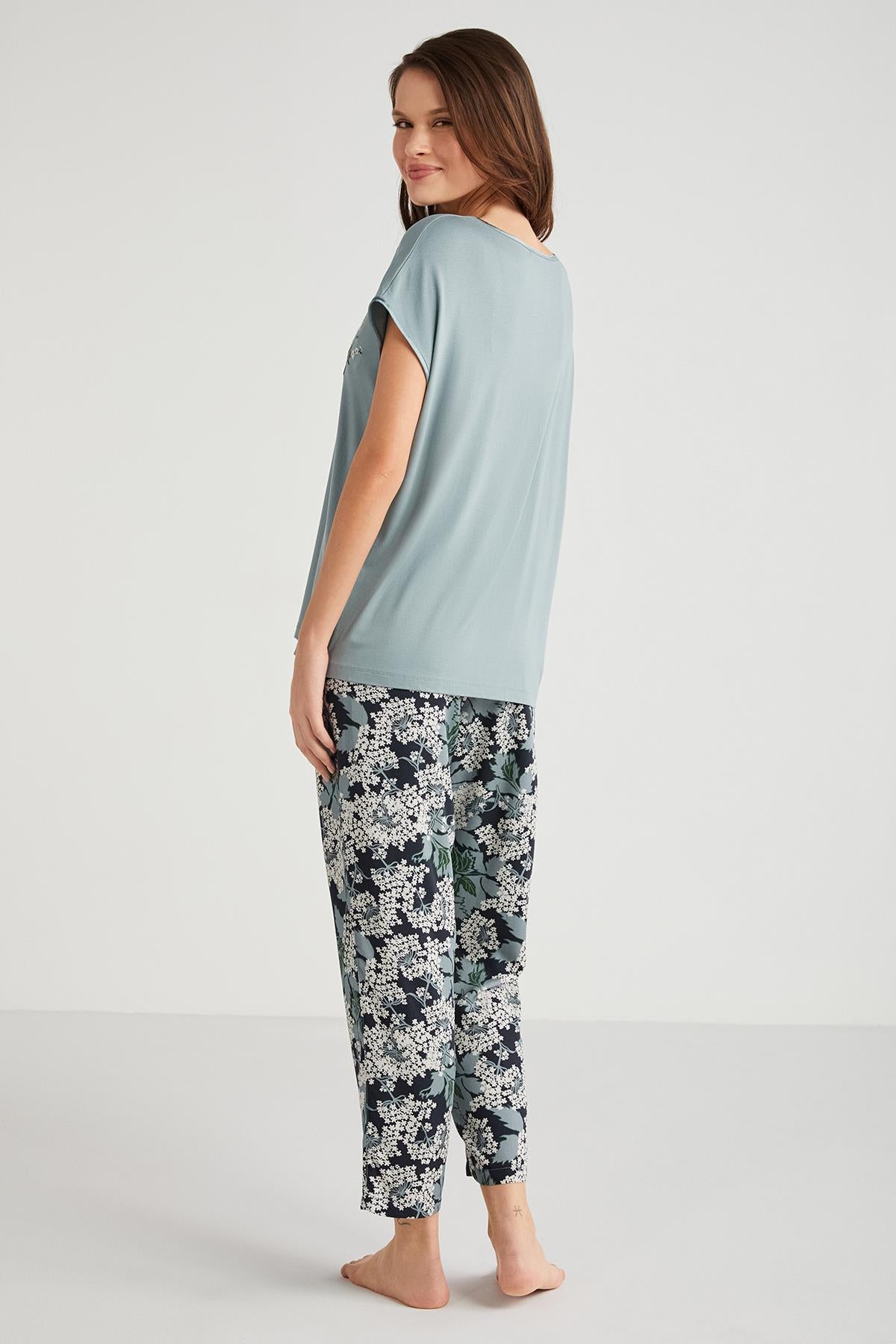 Penye Mood markalı, rahat ve şık üçlü pijama takımı, yumuşak kumaş ve desenli tasarımıyla görüntü.
